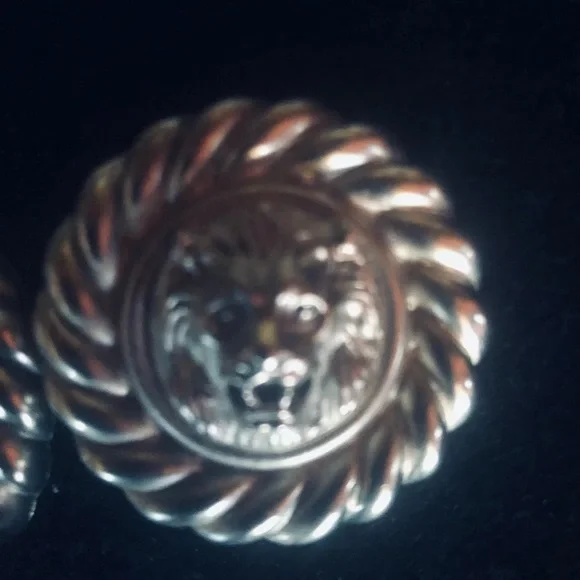Anne Klein Lion earrings - Picture 3 of 4